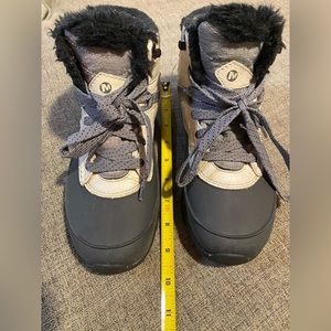 Merrell winter boots with special bottoms for nonslip on ice. Size6